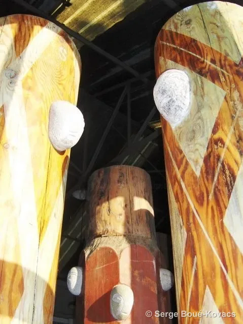 Colonnes aux galets blancs — Sculpture de Serge Boué-Kovacs