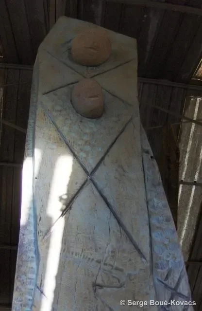 Totem gris aux deux galets, 2012 — Sculpture de Serge Boué-Kovacs