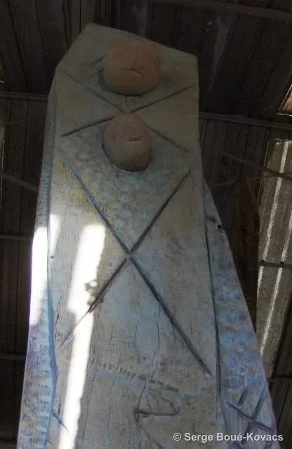 Totem gris aux deux galets — Sculpture de Serge Boué-Kovacs