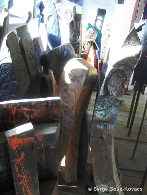 Forêt de totems à contre-jour, 2012 — Sculpture de Serge Boué-Kovacs