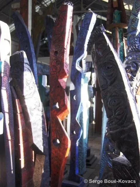 Alignement de totems sculptés — Sculpture de Serge Boué-Kovacs