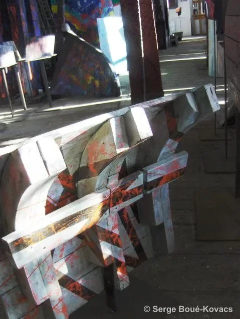 Assemblage de bois blanc et rouge — Sculpture de Serge Boué-Kovacs