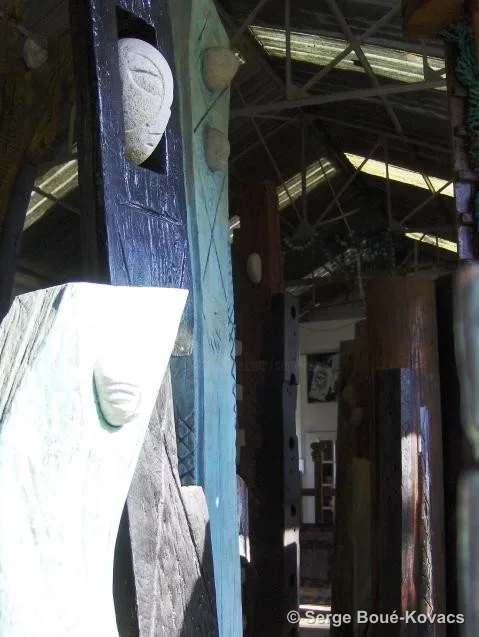 Totem au masque blanc — Sculpture de Serge Boué-Kovacs