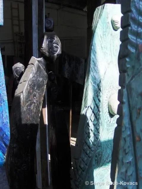 Figures sombres et totem céladon, 2012 — Sculpture de Serge Boué-Kovacs