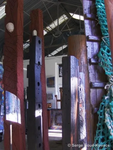 Colonnes et filet vert — Sculpture de Serge Boué-Kovacs