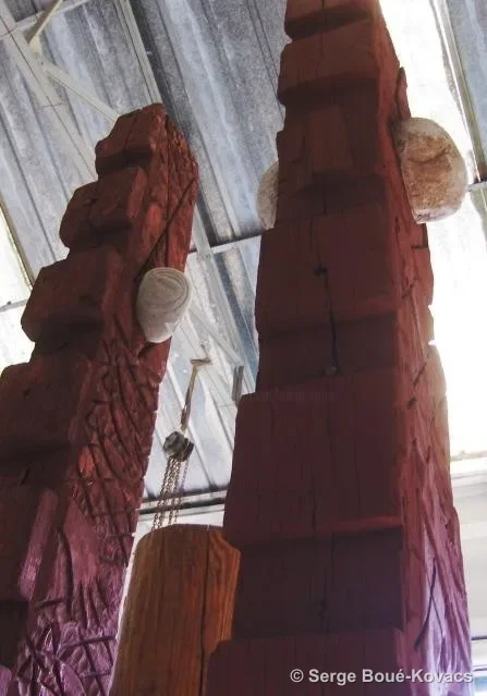 Colonnes rouges aux galets — Sculpture de Serge Boué-Kovacs