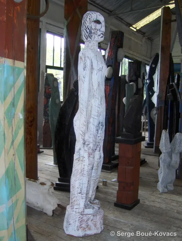 Figure blanche gravée — Sculpture de Serge Boué-Kovacs