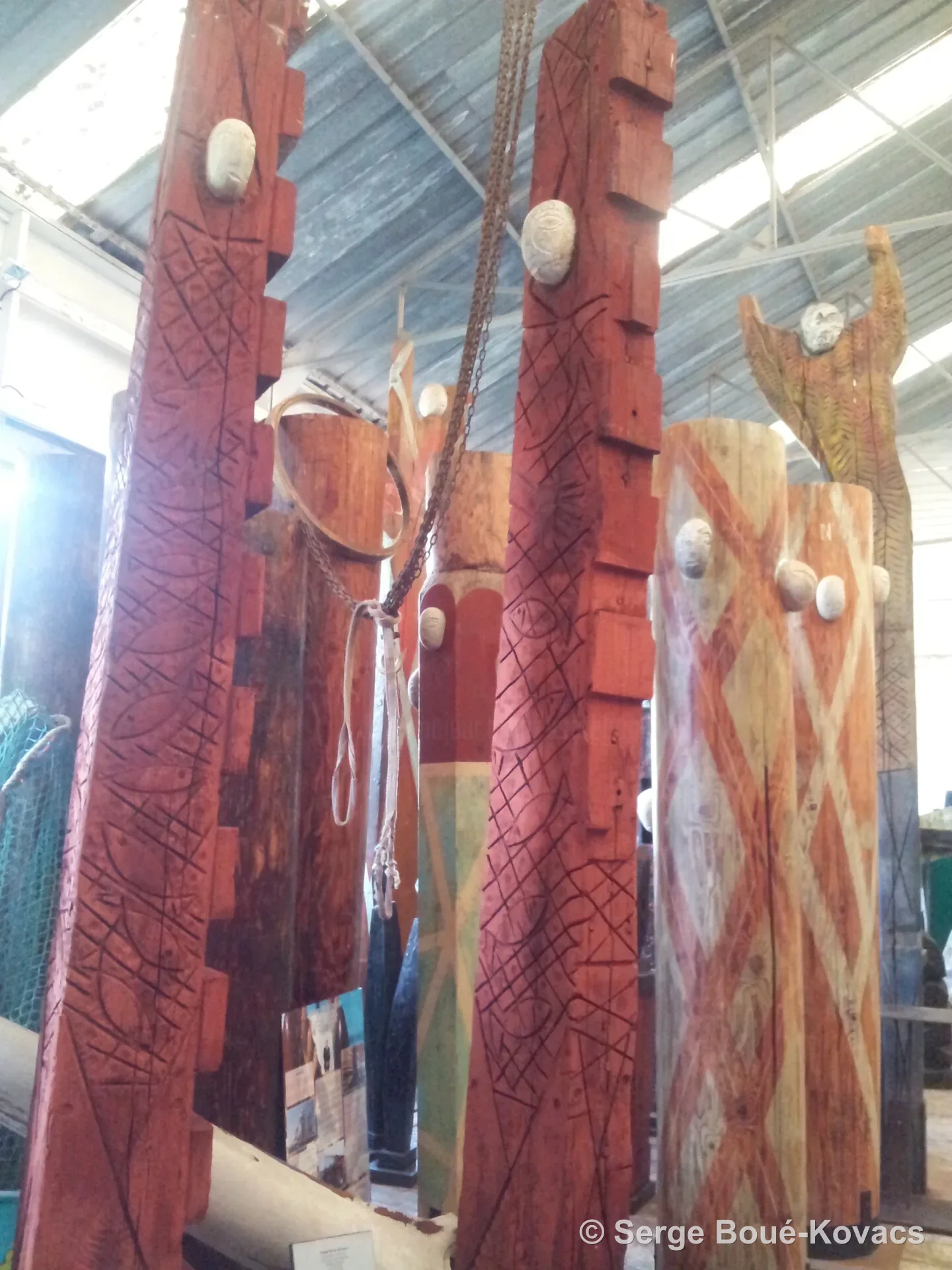 Piliers rouges gravés — Sculpture de Serge Boué-Kovacs