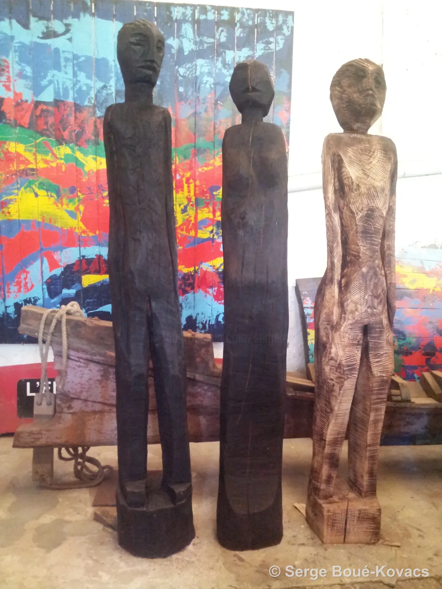 Trois figures devant la grande toile — Sculpture de Serge Boué-Kovacs