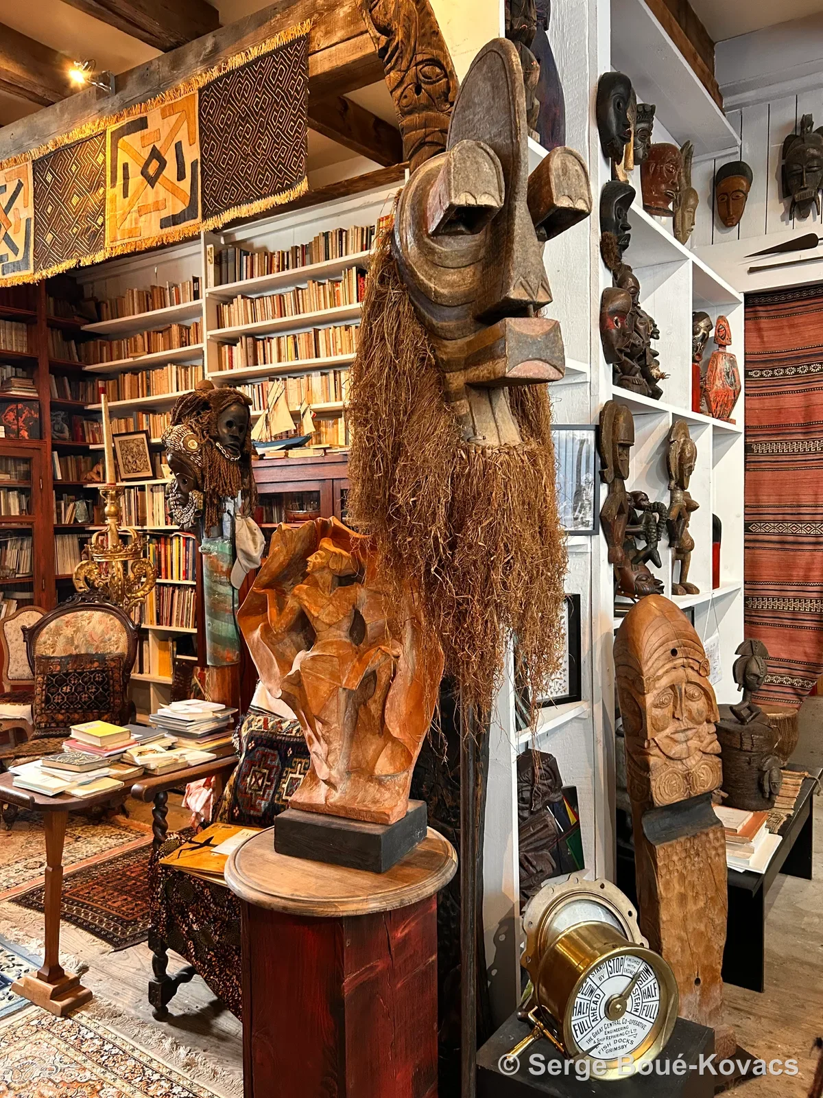La bibliothèque, le masque à barbe — Peinture de Serge Boué-Kovacs