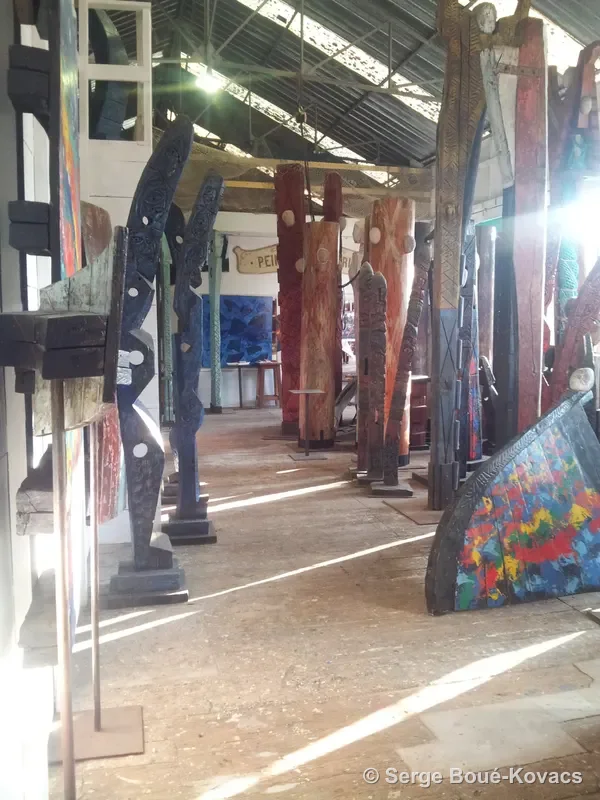 Allée de totems dans l'atelier — Peinture de Serge Boué-Kovacs