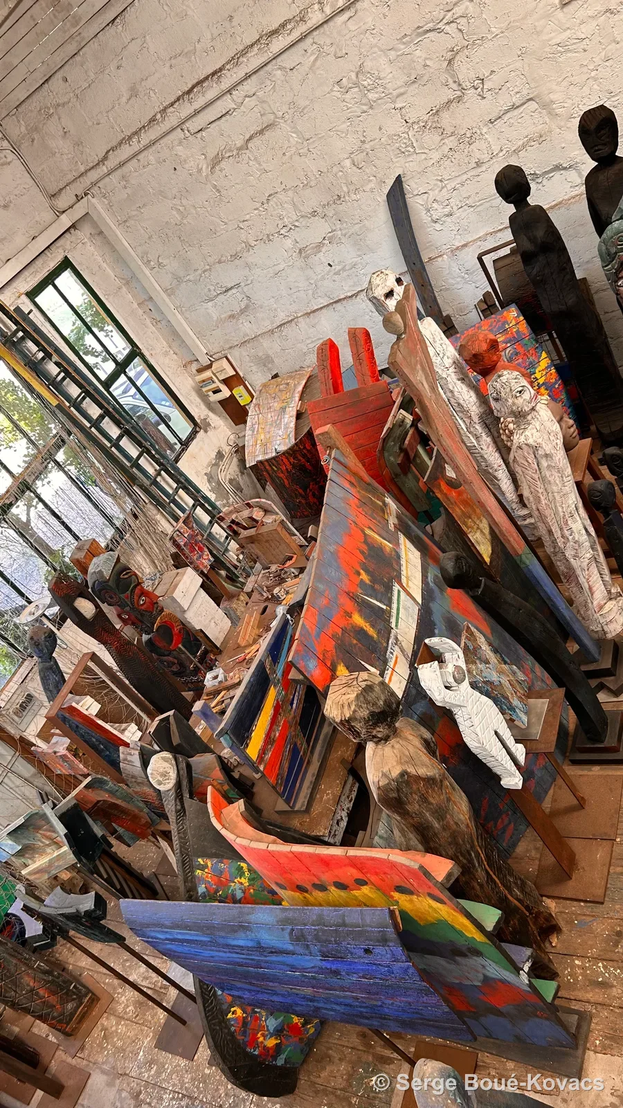 Pièces empilées dans l'atelier — Sculpture de Serge Boué-Kovacs