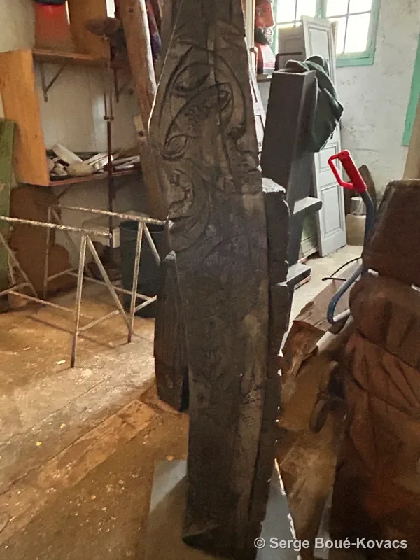 Figure gravée près de l'établi — Sculpture de Serge Boué-Kovacs