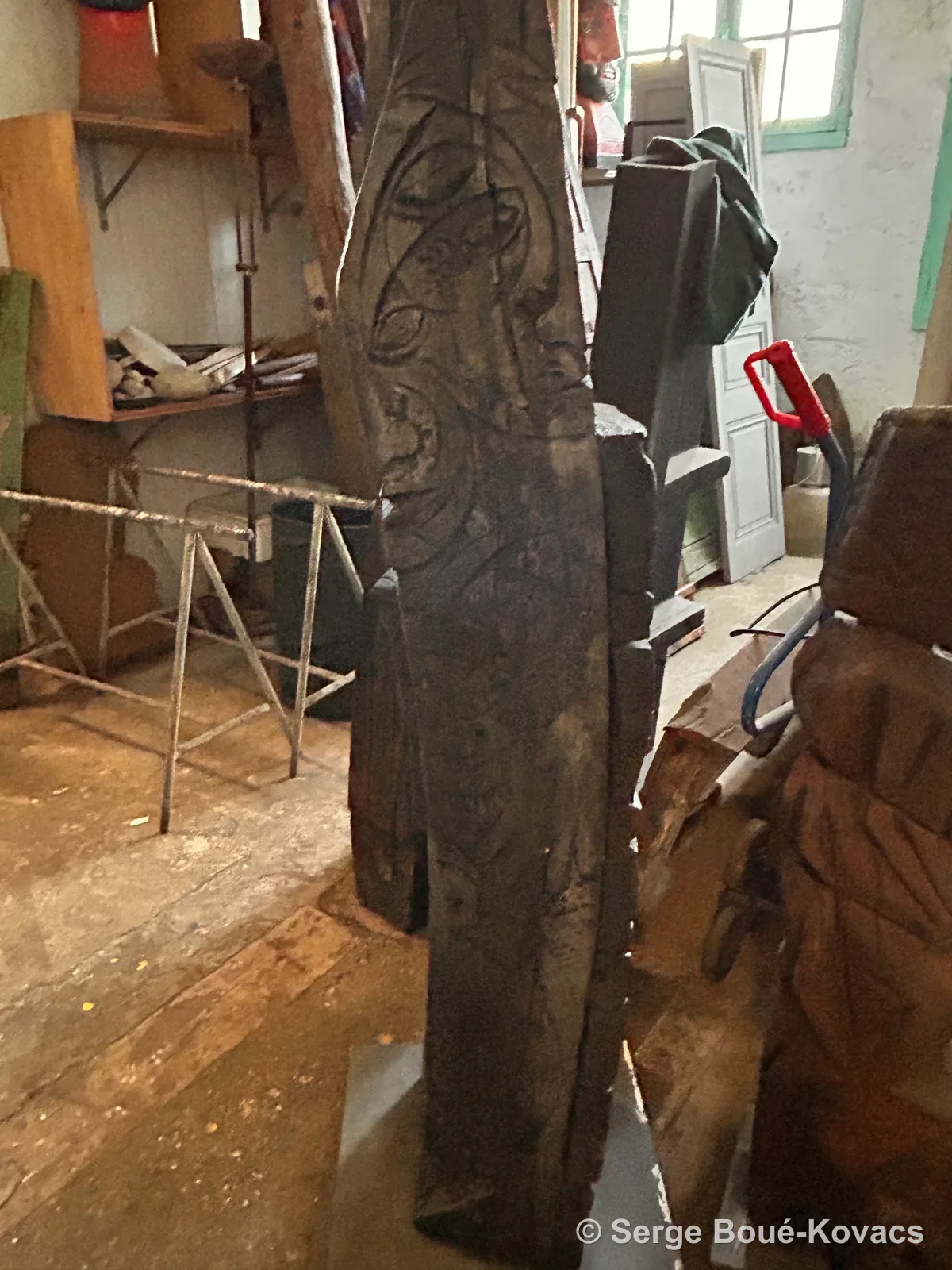 Figure gravée près de l'établi — Sculpture de Serge Boué-Kovacs