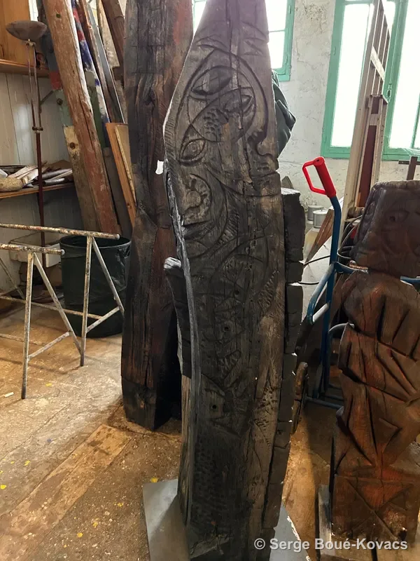 Figure gravée sombre — Sculpture de Serge Boué-Kovacs
