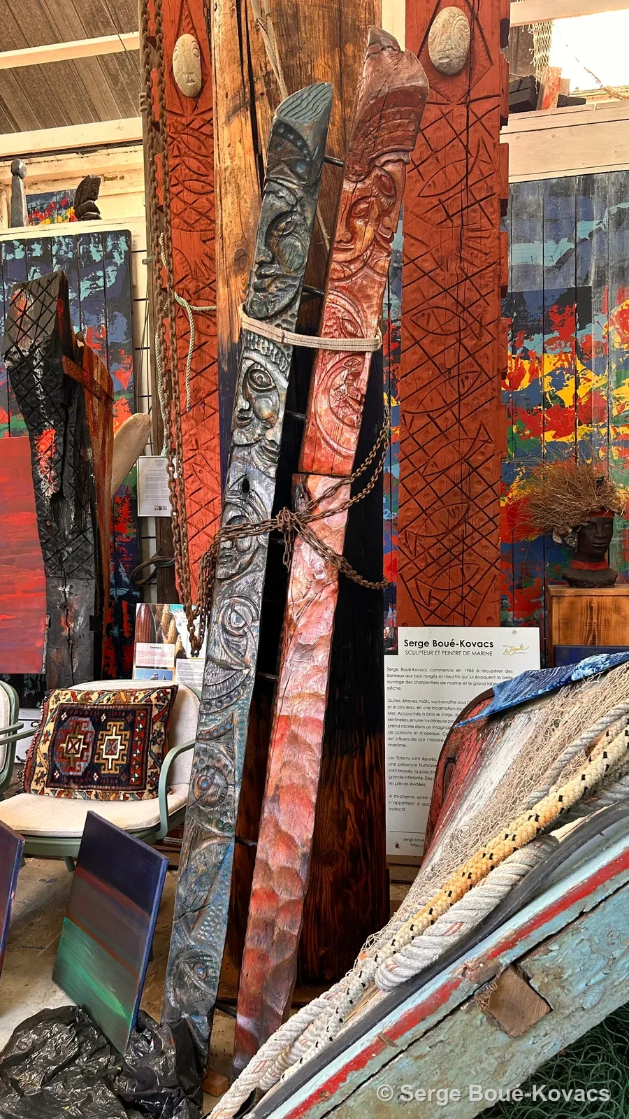 Totems rouges et gravés — Sculpture de Serge Boué-Kovacs