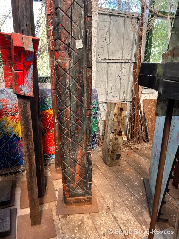 Pilier au filet quadrillé — Sculpture de Serge Boué-Kovacs