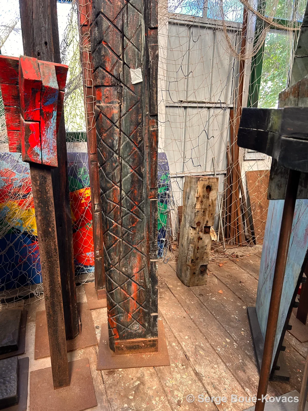 Pilier au filet quadrillé — Sculpture de Serge Boué-Kovacs