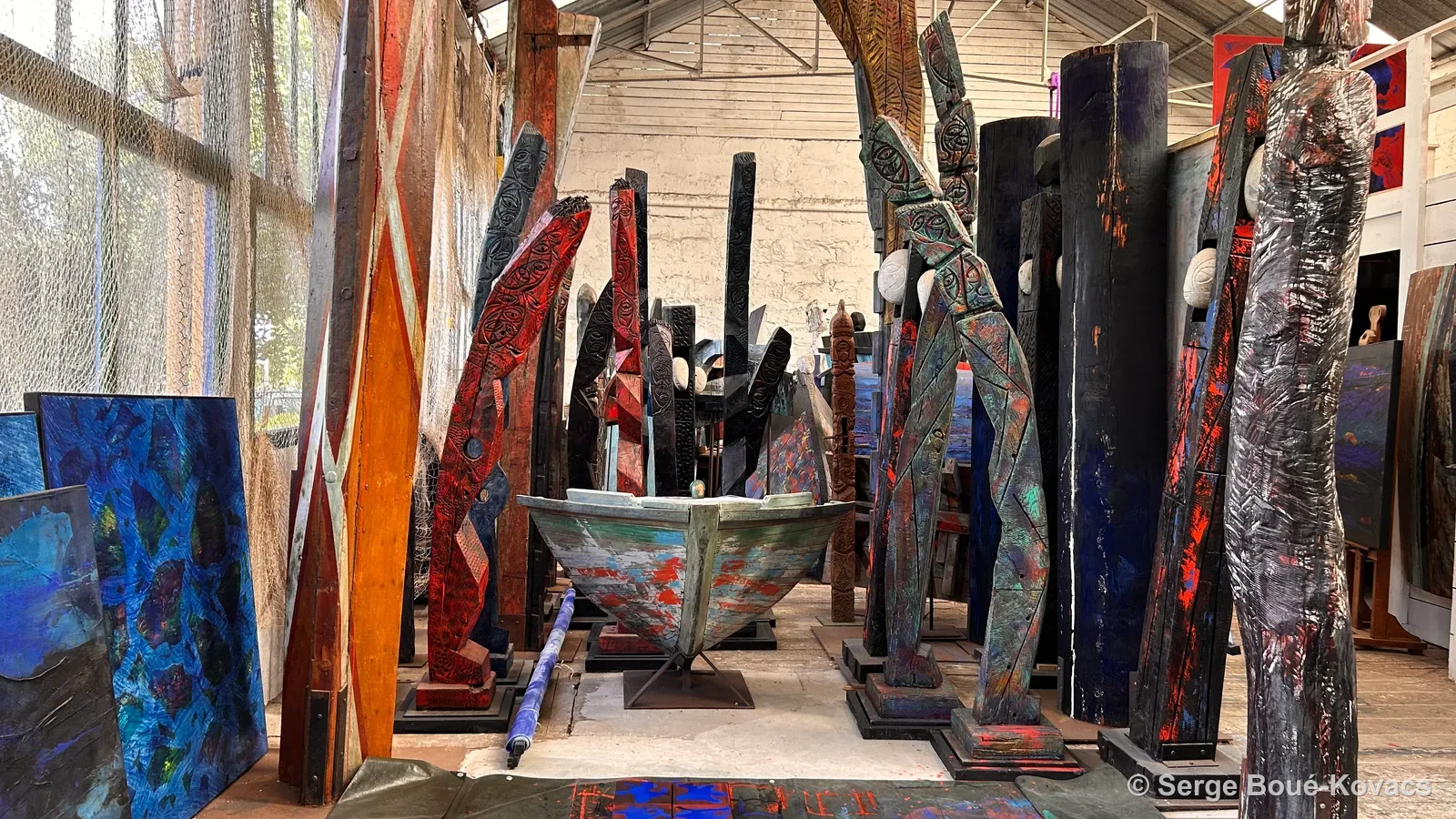 Vue de l'atelier, la barque au centre — Sculpture de Serge Boué-Kovacs
