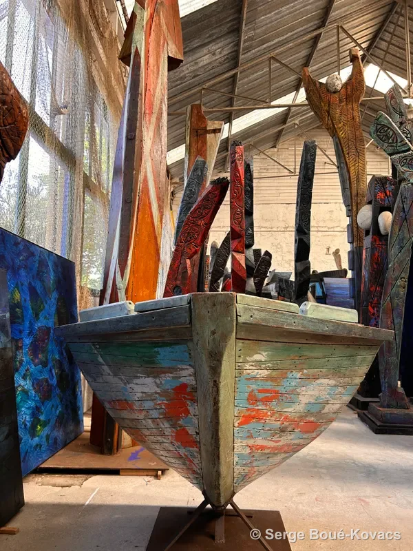 Barque peinte dans l'atelier — Sculpture de Serge Boué-Kovacs
