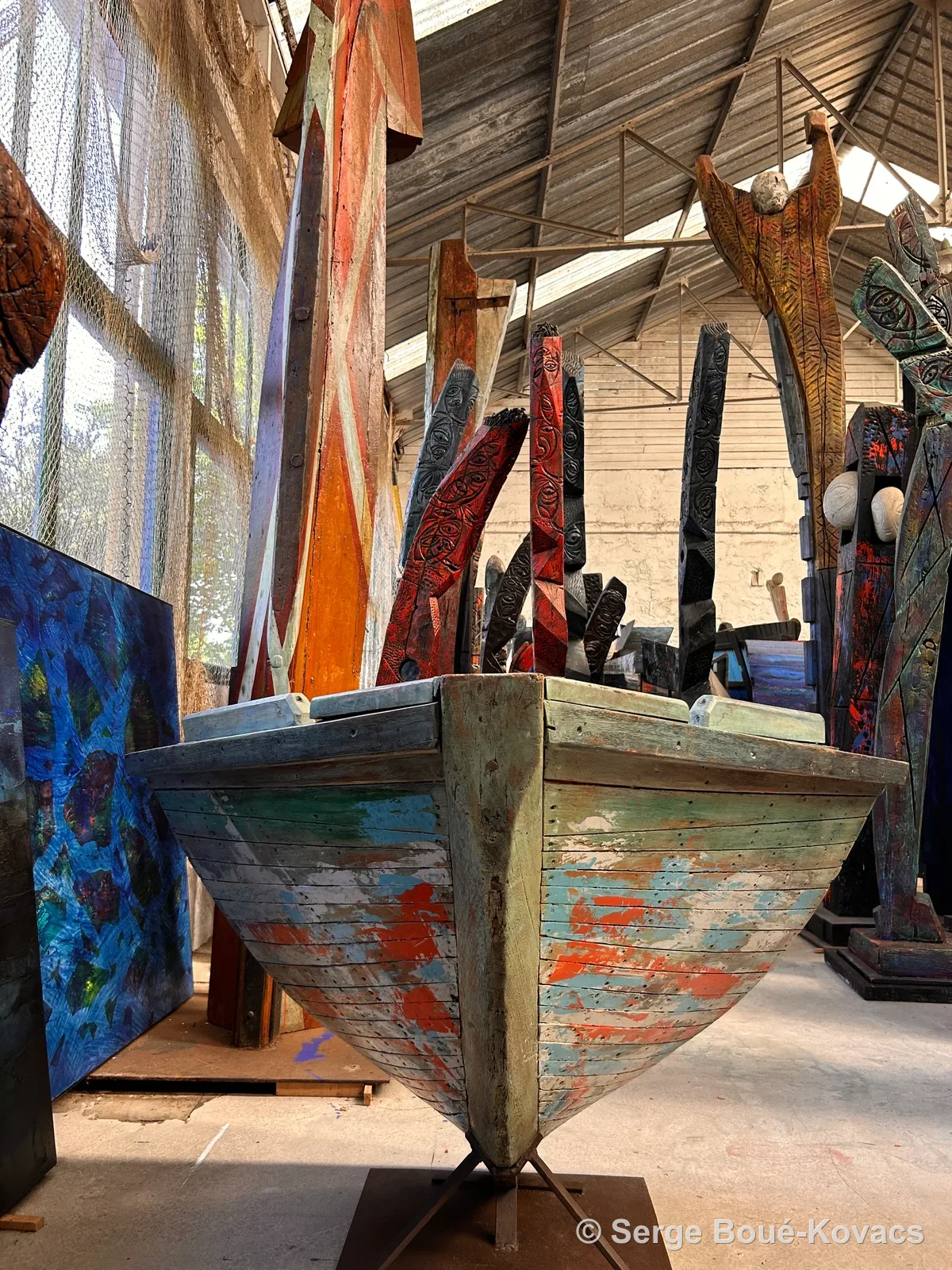 Barque peinte dans l'atelier — Sculpture de Serge Boué-Kovacs