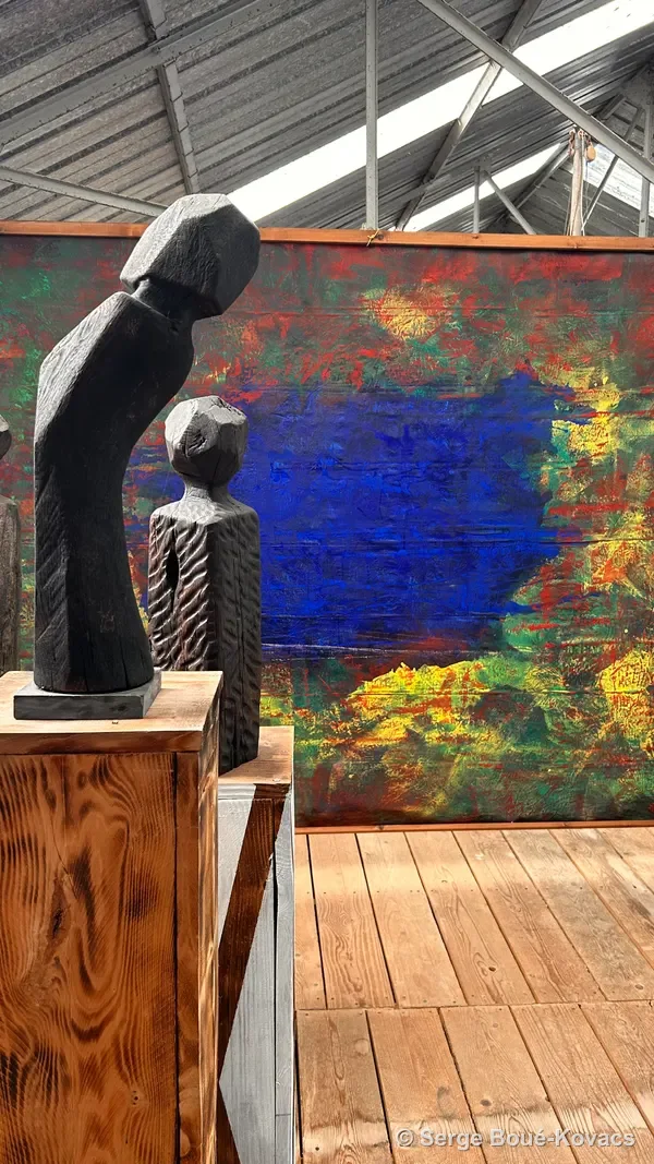 Deux figures noires devant la toile bleue — Sculpture de Serge Boué-Kovacs