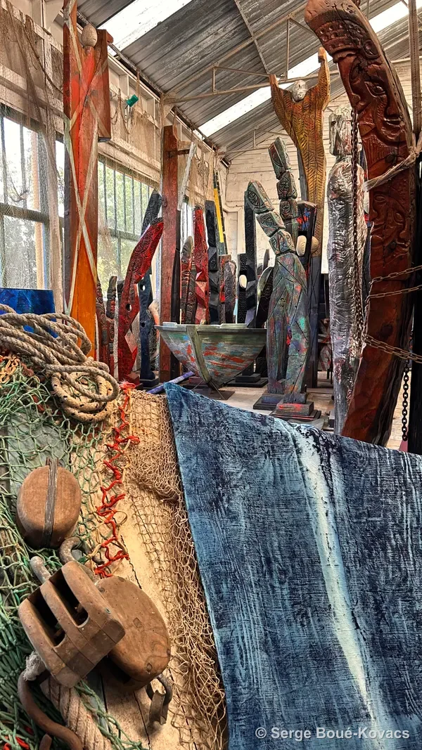 Filets et toile bleue — Sculpture de Serge Boué-Kovacs