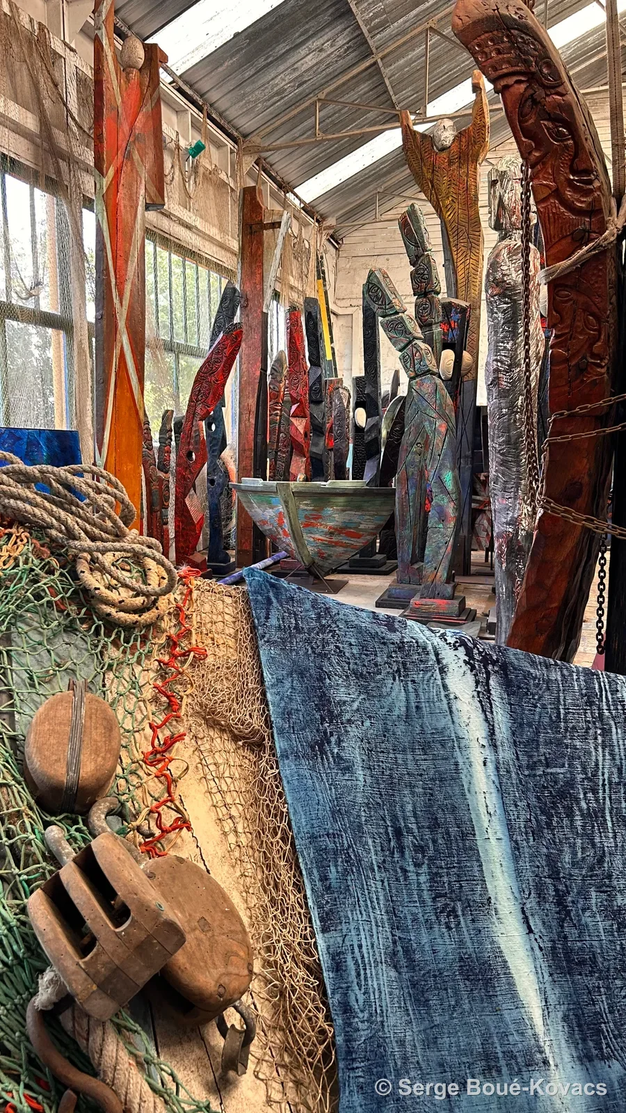 Filets et toile bleue — Sculpture de Serge Boué-Kovacs
