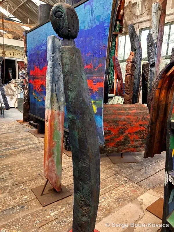 Figure élancée aux couleurs vives — Sculpture de Serge Boué-Kovacs