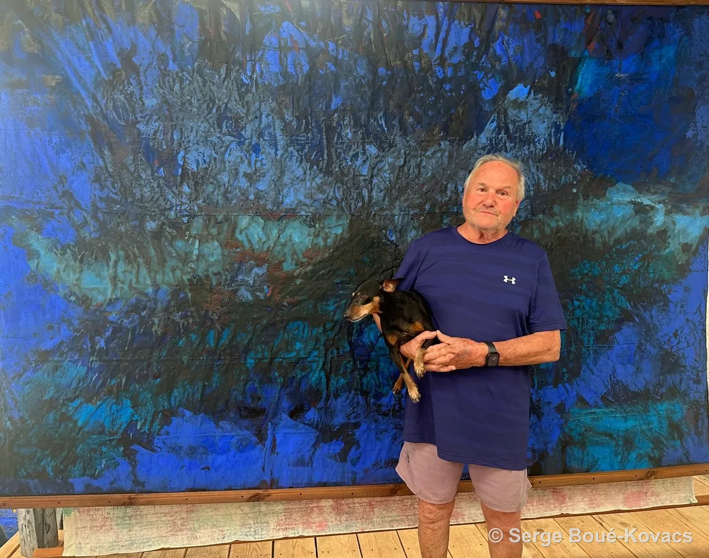 L'artiste devant la grande toile bleue — Peinture de Serge Boué-Kovacs