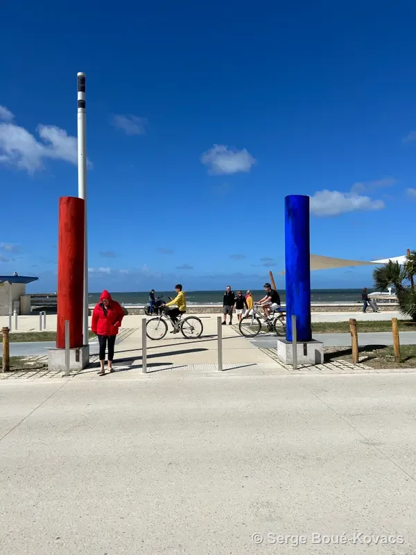 Colonnes rouge et bleue face à la mer — Sculpture de Serge Boué-Kovacs