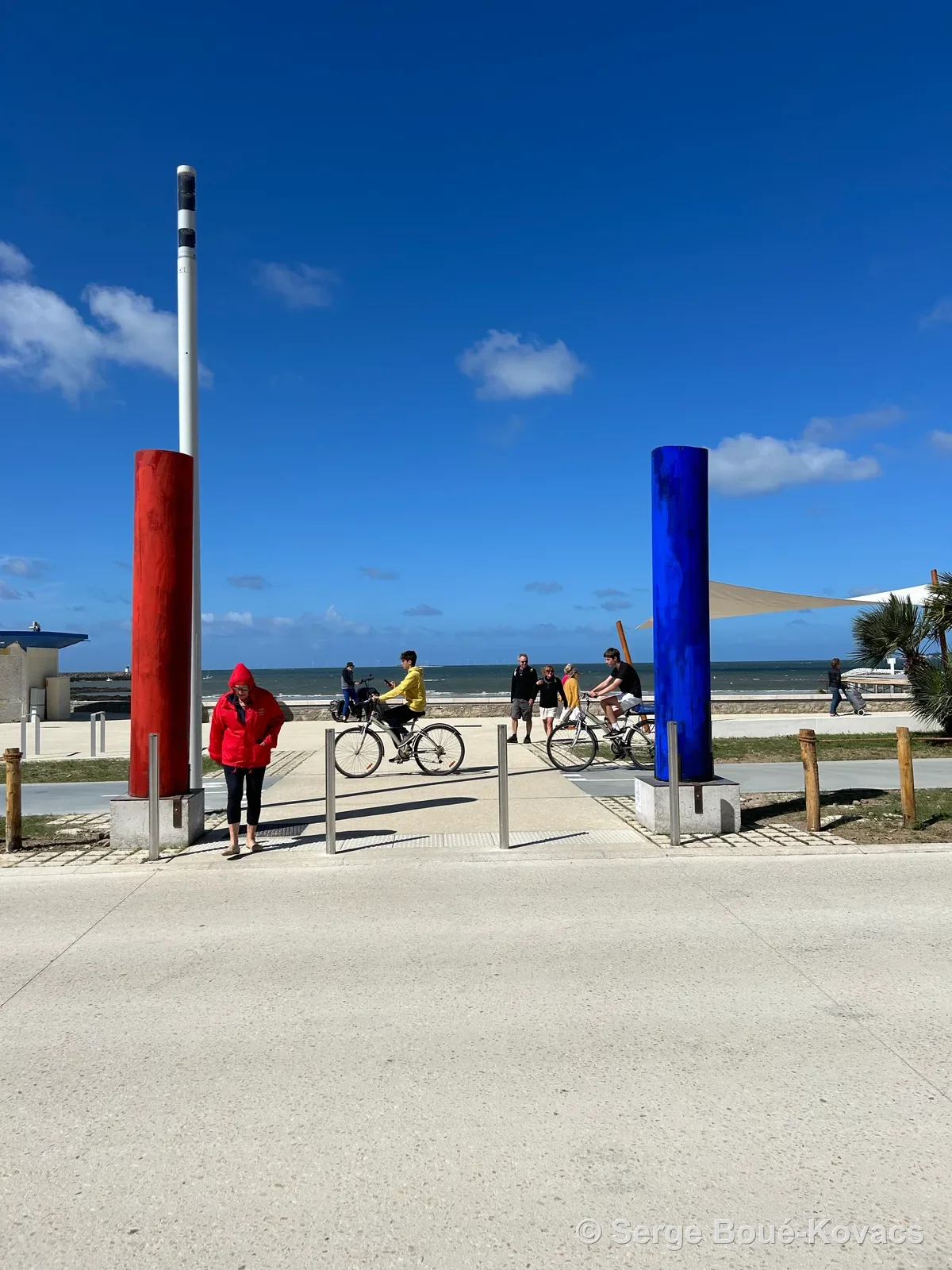 Colonnes rouge et bleue face à la mer — Sculpture de Serge Boué-Kovacs