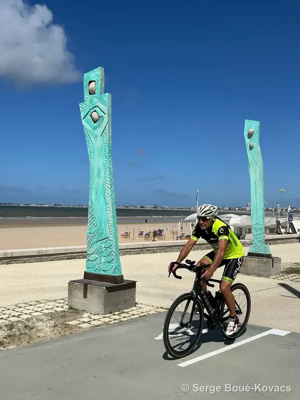 Totems céladon au bord de la piste — Sculpture de Serge Boué-Kovacs
