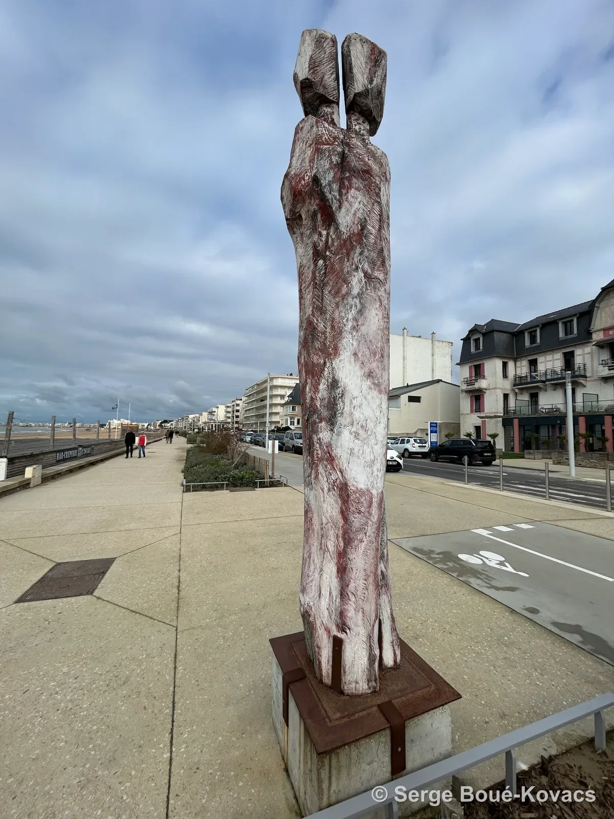 Figure blanche veinée de rouge — Sculpture de Serge Boué-Kovacs