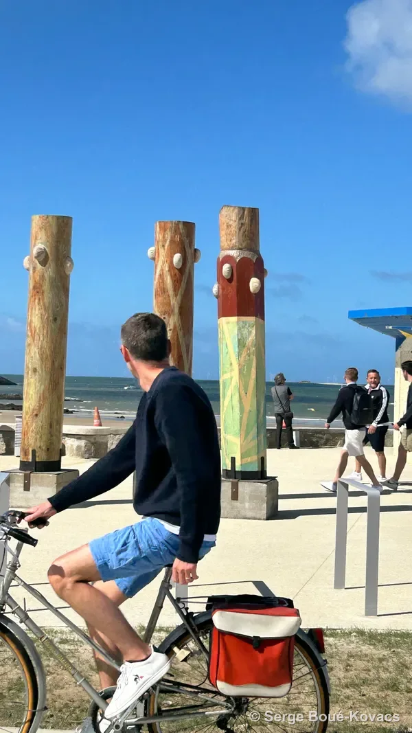 Trois totems sur la promenade — Sculpture de Serge Boué-Kovacs