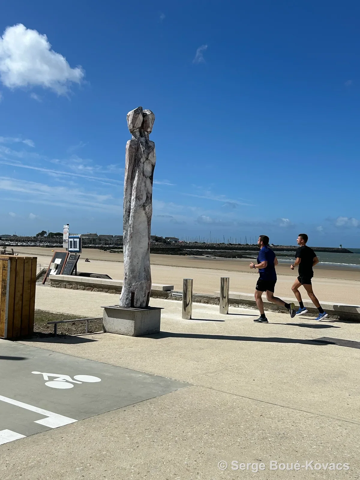 Figure grise face à la plage — Sculpture de Serge Boué-Kovacs