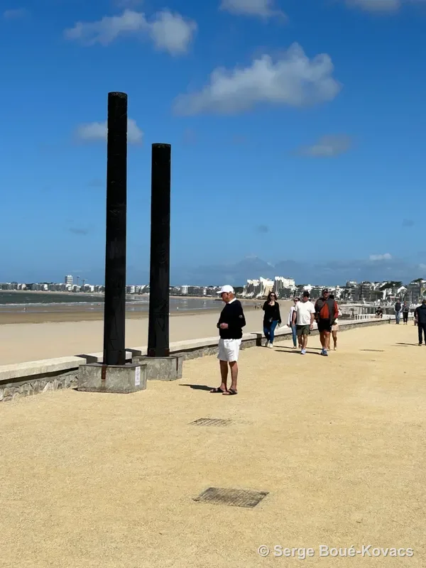 Deux colonnes noires sur la plage — Sculpture de Serge Boué-Kovacs