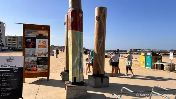 Totems peints sur le remblai — Sculpture de Serge Boué-Kovacs