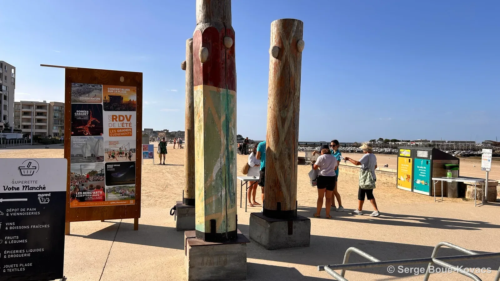 Totems peints sur le remblai — Sculpture de Serge Boué-Kovacs