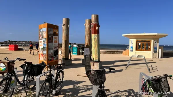 Totems et kiosque de plage — Sculpture de Serge Boué-Kovacs