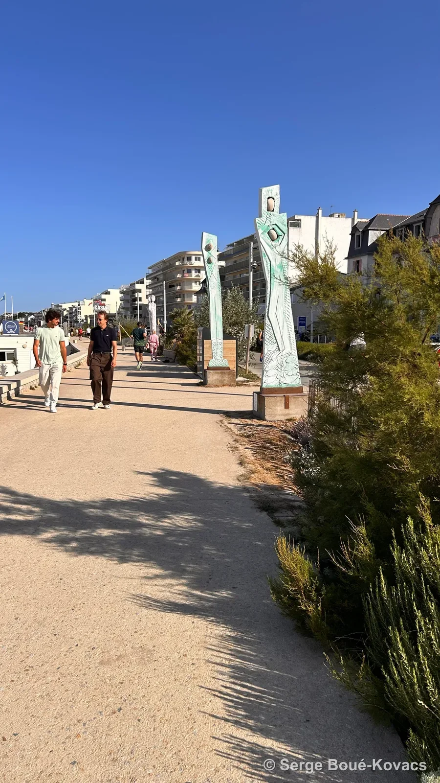 Allée des totems céladon — Sculpture de Serge Boué-Kovacs