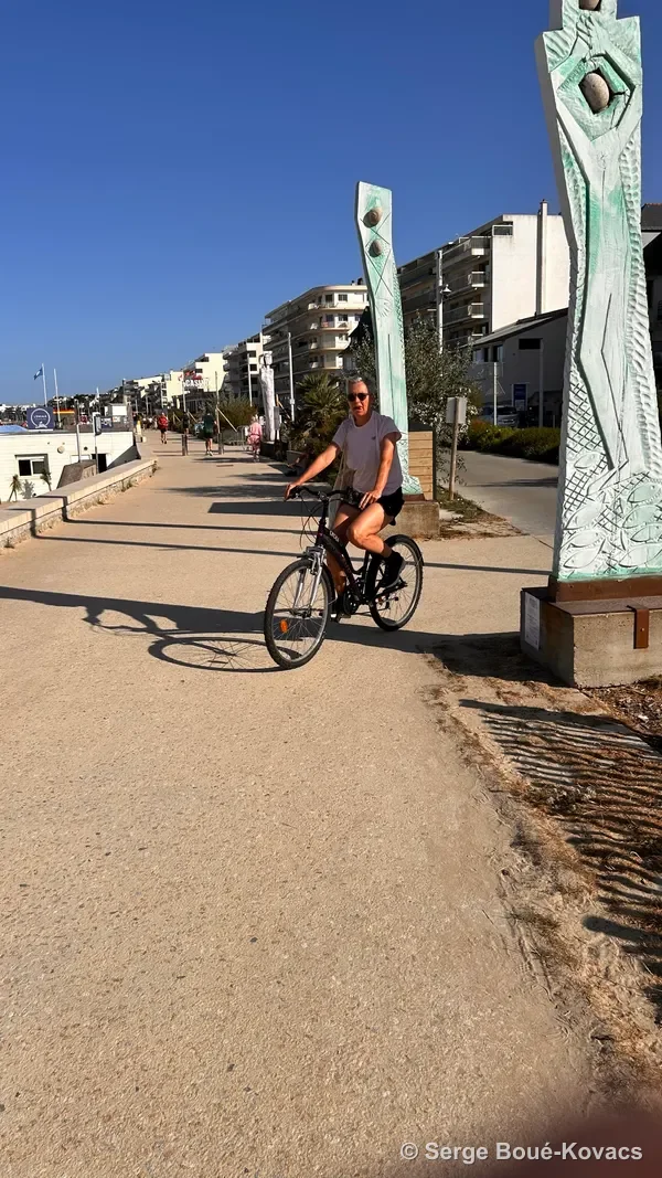 Totem céladon et cycliste — Sculpture de Serge Boué-Kovacs