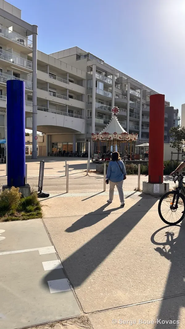 Colonnes bleue et rouge devant le carrousel — Sculpture de Serge Boué-Kovacs