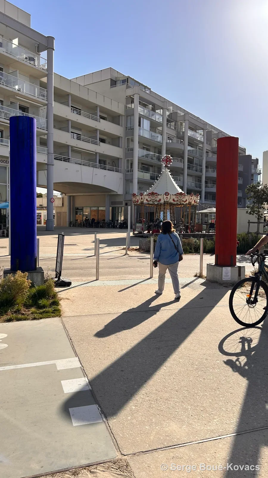 Colonnes bleue et rouge devant le carrousel — Sculpture de Serge Boué-Kovacs
