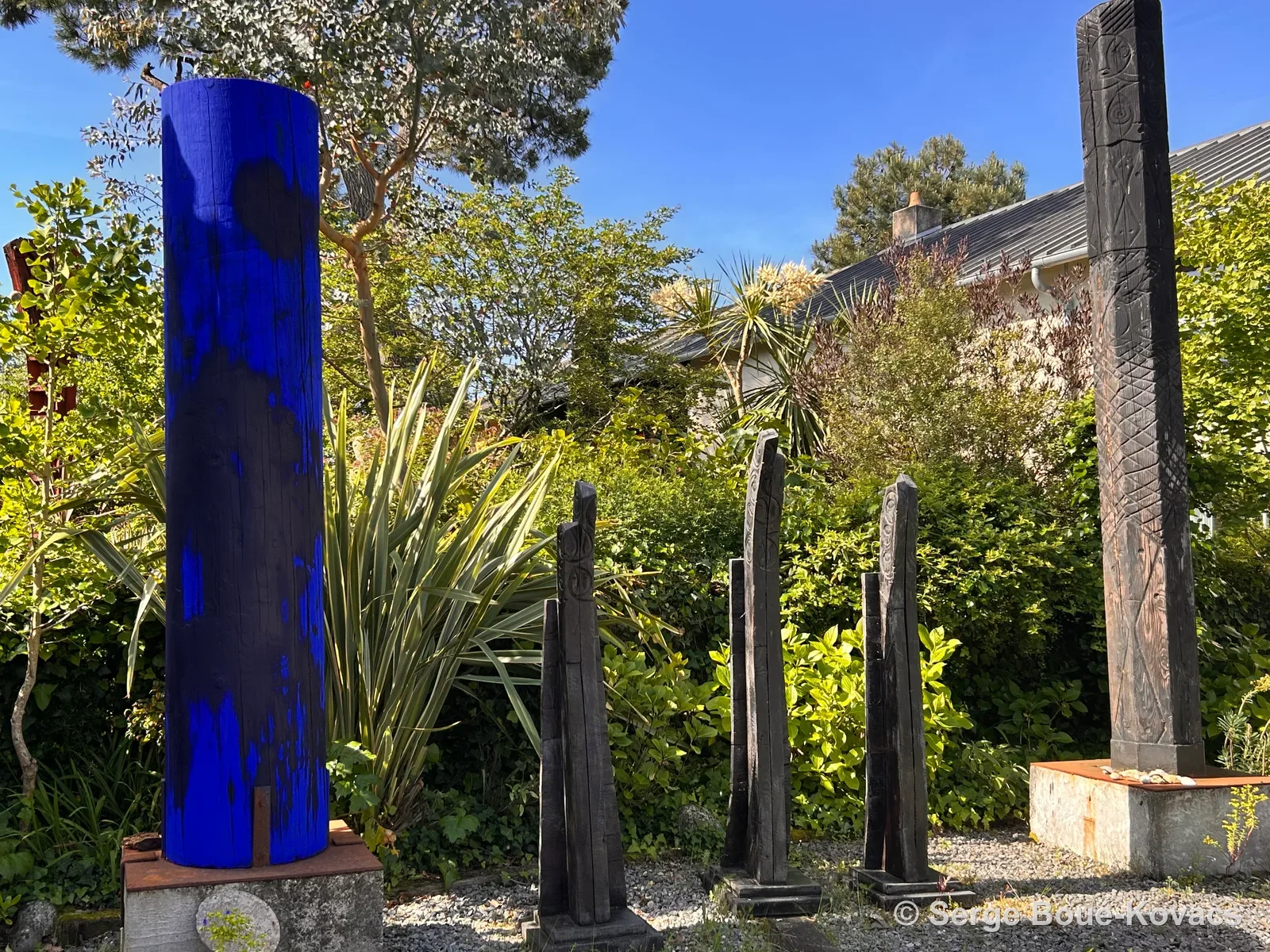 Colonne bleue dans le jardin — Sculpture de Serge Boué-Kovacs