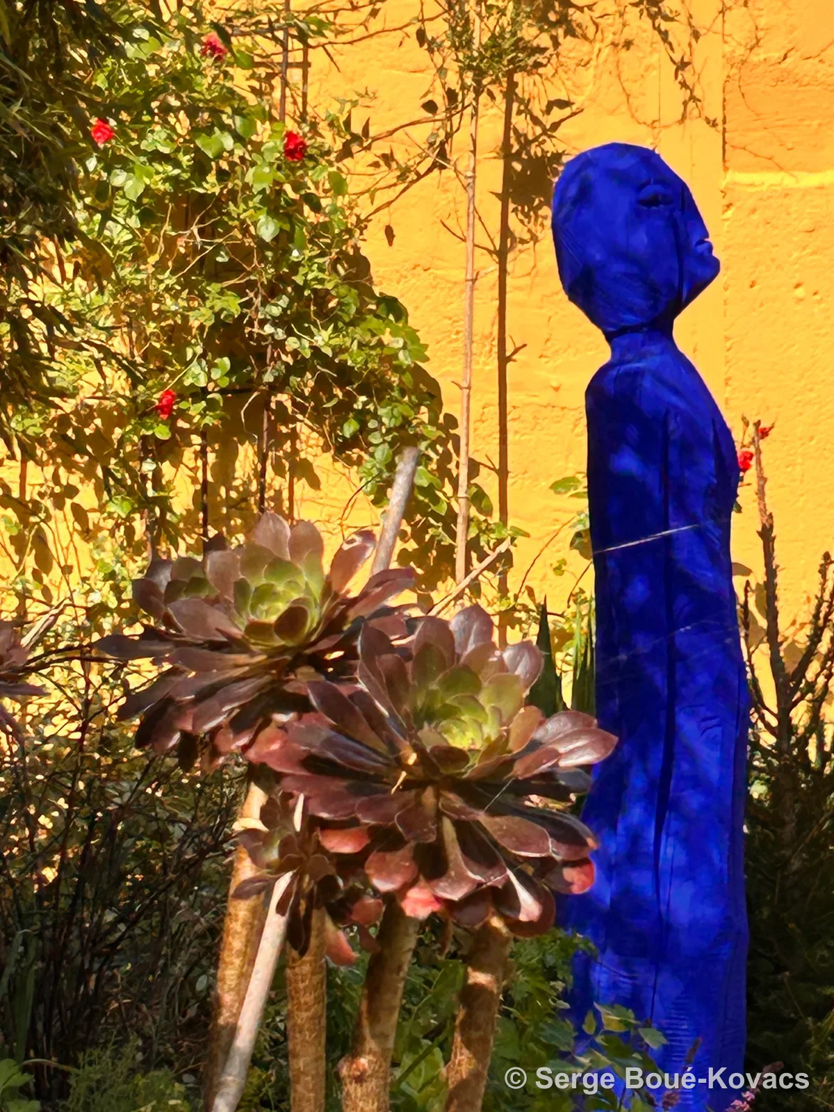 Figure bleue au mur jaune — Sculpture de Serge Boué-Kovacs