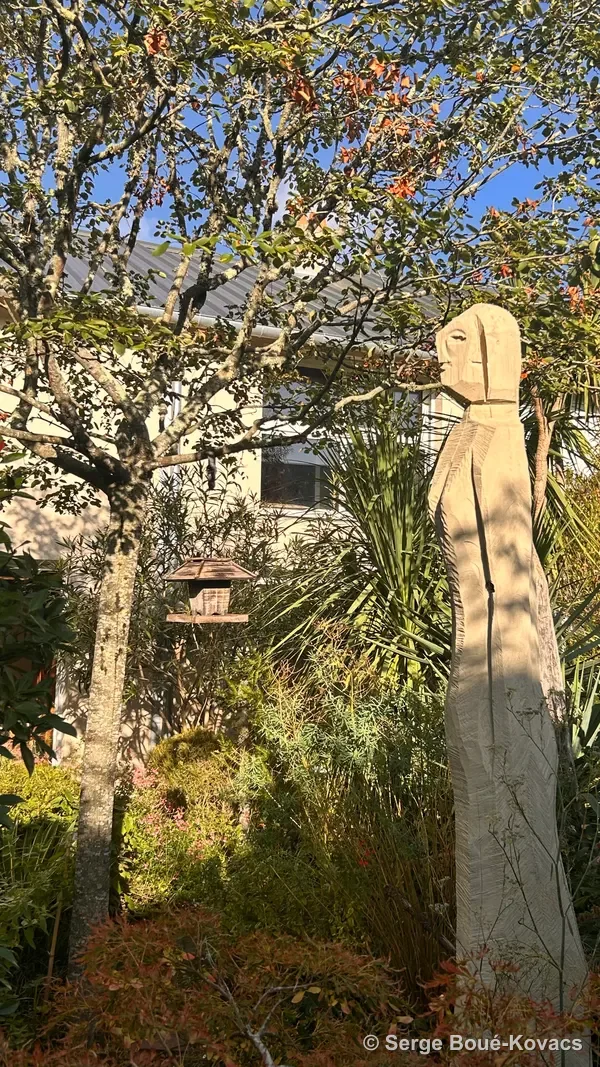 Figure claire sous les arbres — Sculpture de Serge Boué-Kovacs