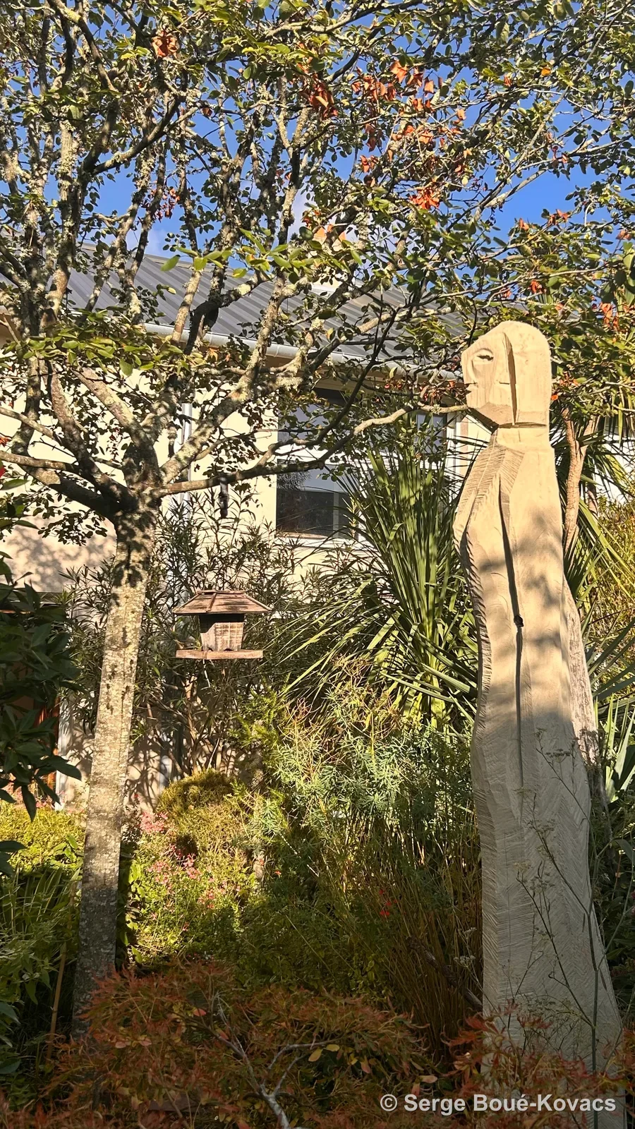 Figure claire sous les arbres — Sculpture de Serge Boué-Kovacs