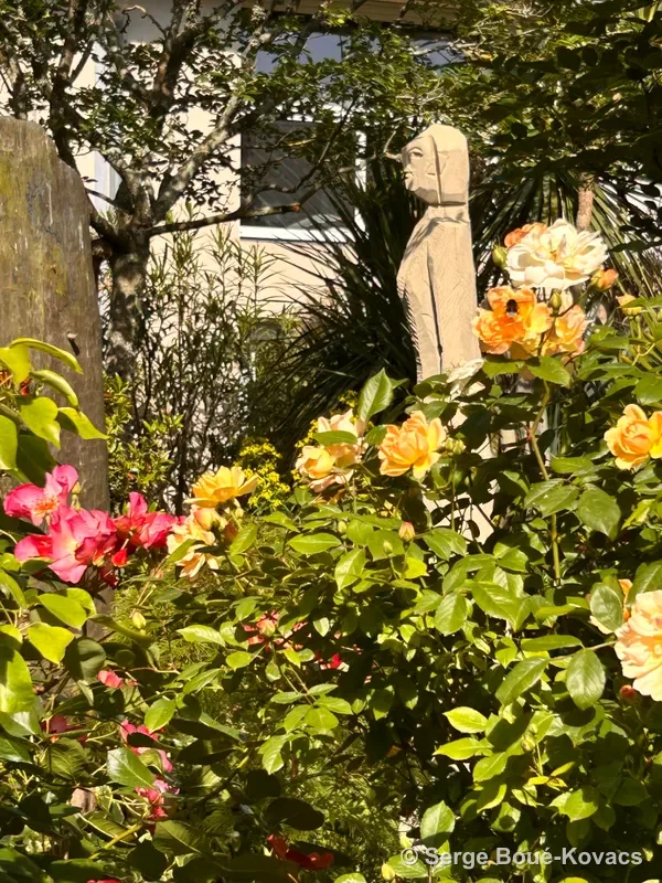 Figure claire parmi les roses — Sculpture de Serge Boué-Kovacs