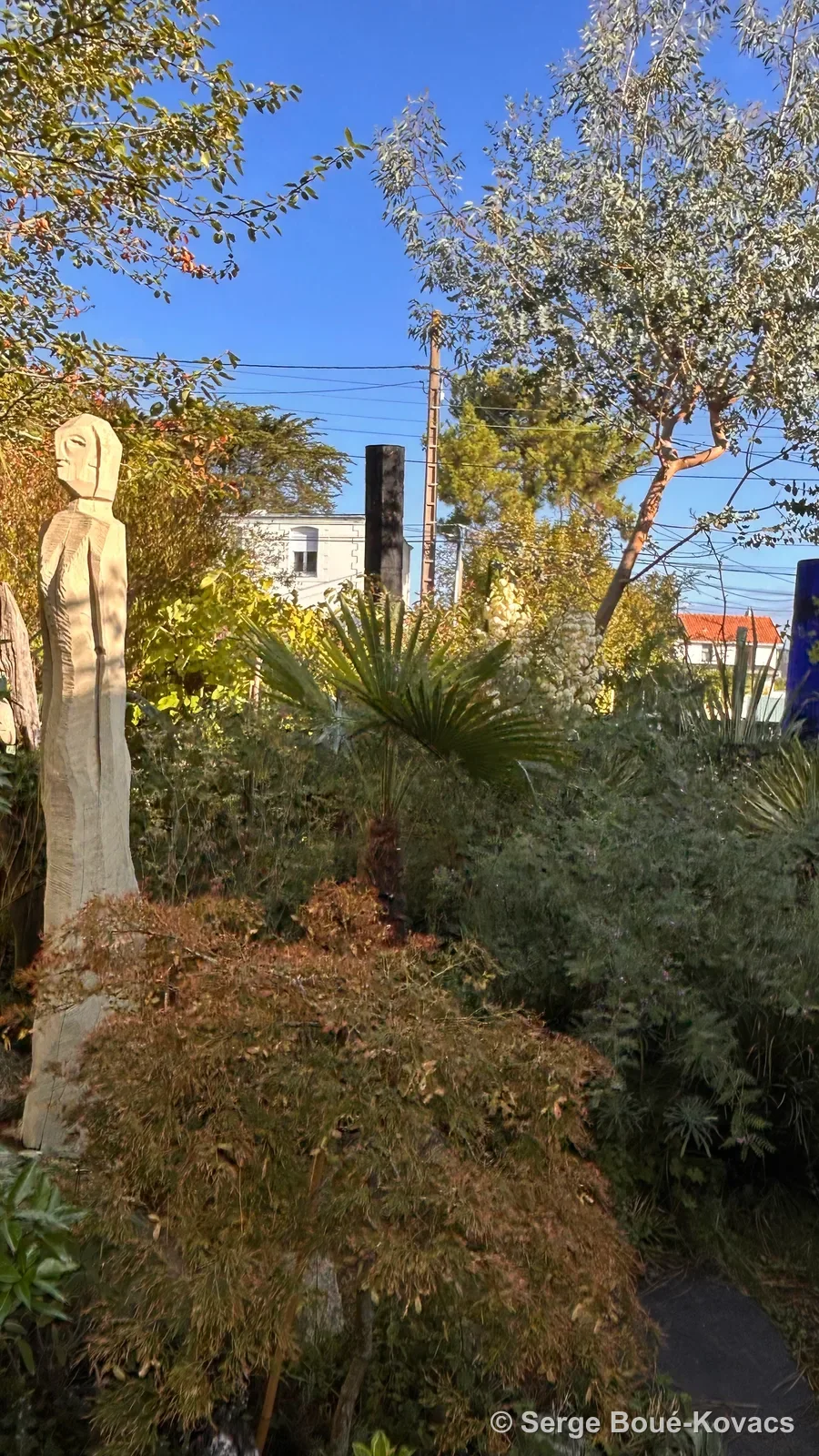 Figure claire dans les feuillages — Sculpture de Serge Boué-Kovacs